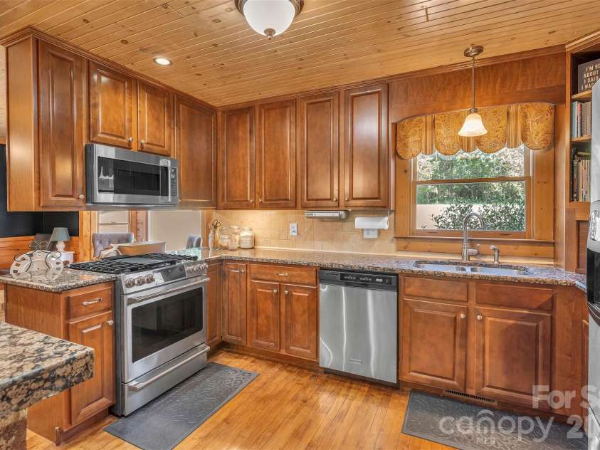 105 Winchester Drive, Shelby, NC 28152.  MLS# CAR4375983, YatesRealty ID 18850. Natural gas range