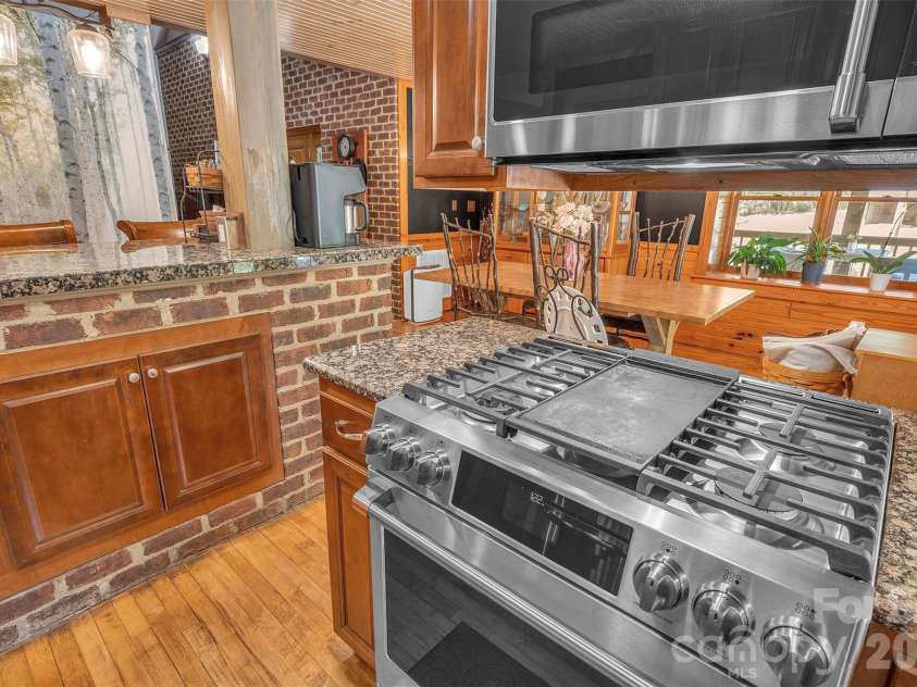 105 Winchester Drive, Shelby, NC 28152.  MLS# CAR4375983, YatesRealty ID 18850. Natural gas range