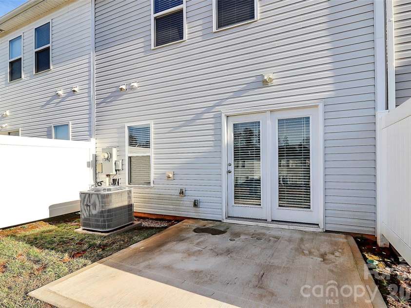 7113 Somerford Road, Charlotte, NC 28215.  MLS# CAR4344906, YatesRealty ID 18852. 