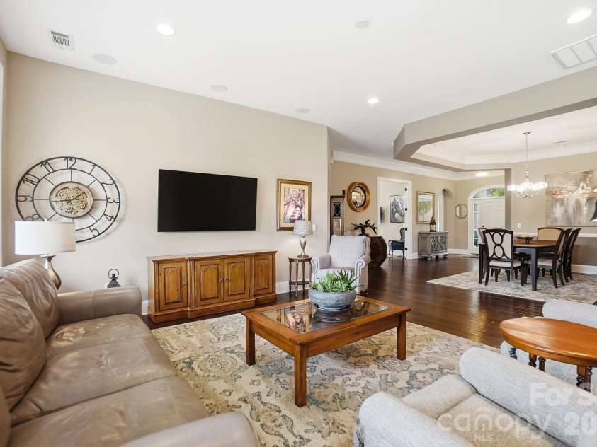 15519 Lake Ridge Road, Charlotte, NC 28278.  MLS# CAR4376472, YatesRealty ID 18853. 