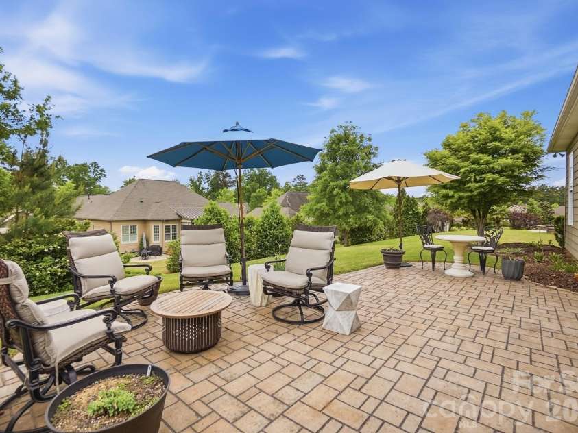 15519 Lake Ridge Road, Charlotte, NC 28278.  MLS# CAR4376472, YatesRealty ID 18853. 