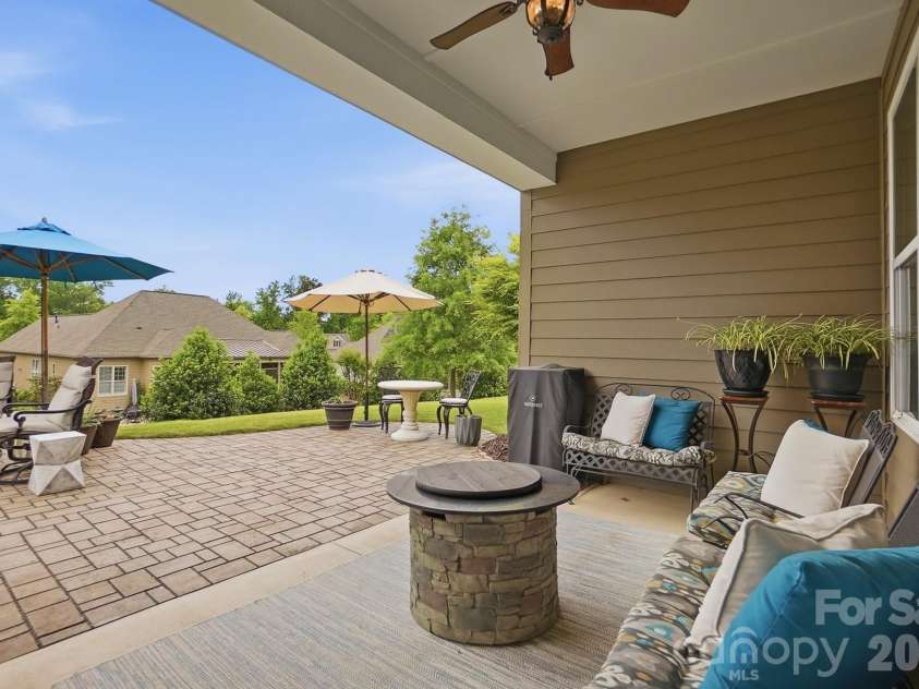 15519 Lake Ridge Road, Charlotte, NC 28278.  MLS# CAR4376472, YatesRealty ID 18853. 
