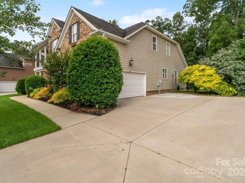 1812 Mill Chase Lane, Waxhaw, NC 28173.  MLS# CAR4270179, YatesRealty ID 18854. Driveway
