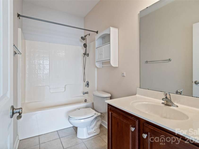 1812 Mill Chase Lane, Waxhaw, NC 28173.  MLS# CAR4270179, YatesRealty ID 18854. Onsuite Bath for Bed 3