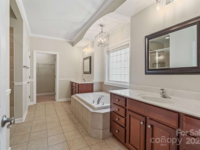 1812 Mill Chase Lane, Waxhaw, NC 28173.  MLS# CAR4270179, YatesRealty ID 18854. Owner's Bath