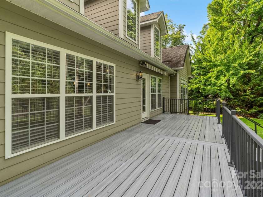 1812 Mill Chase Lane, Waxhaw, NC 28173.  MLS# CAR4270179, YatesRealty ID 18854. Trex Deck 2