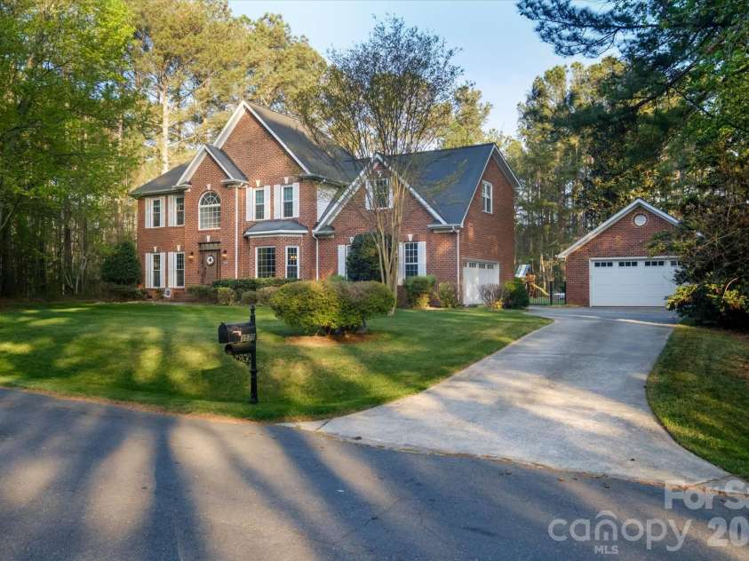 3570 Weddington Oaks Drive, Matthews, NC 28104.  MLS# CAR4356271, YatesRealty ID 18854. 