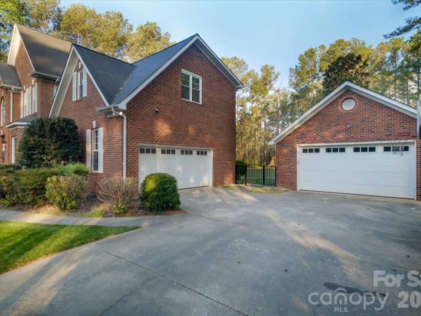 3570 Weddington Oaks Drive, Matthews, NC 28104.  MLS# CAR4356271, YatesRealty ID 18854. 