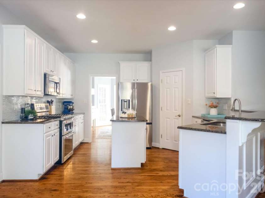 3570 Weddington Oaks Drive, Matthews, NC 28104.  MLS# CAR4356271, YatesRealty ID 18854. 