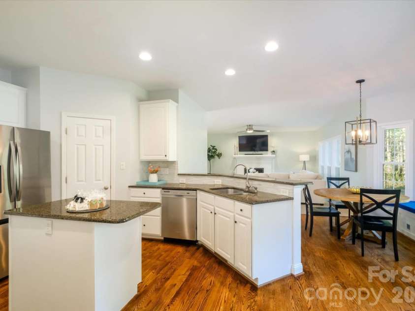 3570 Weddington Oaks Drive, Matthews, NC 28104.  MLS# CAR4356271, YatesRealty ID 18854. 
