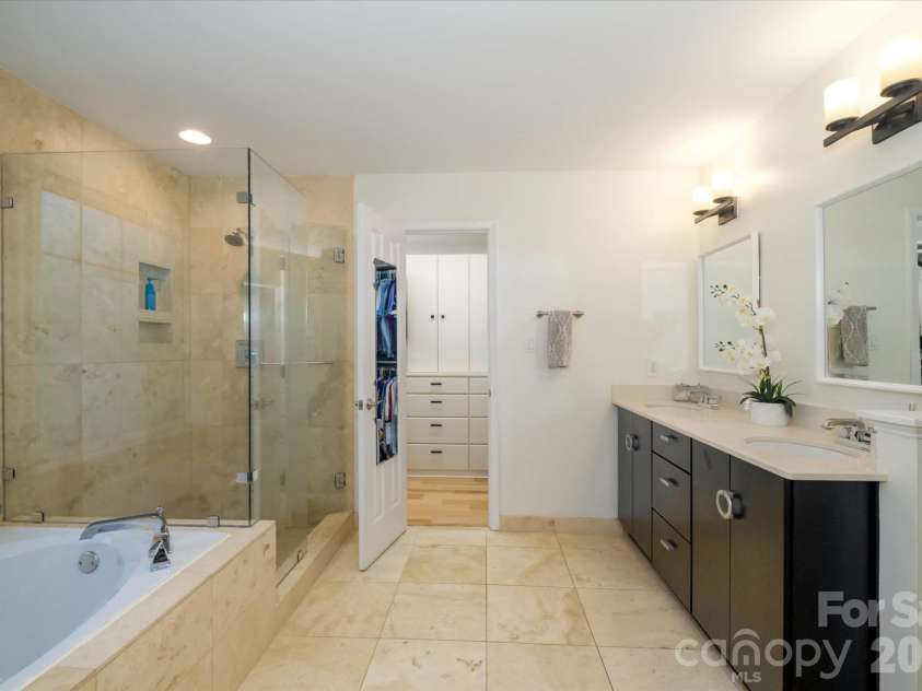 3570 Weddington Oaks Drive, Matthews, NC 28104.  MLS# CAR4356271, YatesRealty ID 18854. 