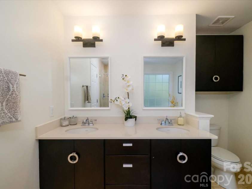 3570 Weddington Oaks Drive, Matthews, NC 28104.  MLS# CAR4356271, YatesRealty ID 18854. 