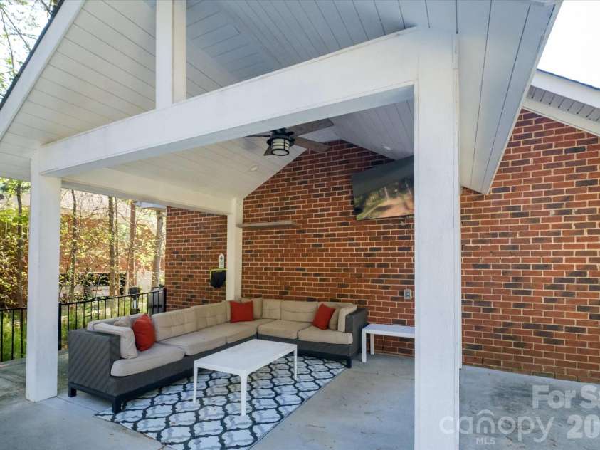 3570 Weddington Oaks Drive, Matthews, NC 28104.  MLS# CAR4356271, YatesRealty ID 18854. 