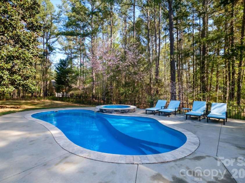 3570 Weddington Oaks Drive, Matthews, NC 28104.  MLS# CAR4356271, YatesRealty ID 18854. 