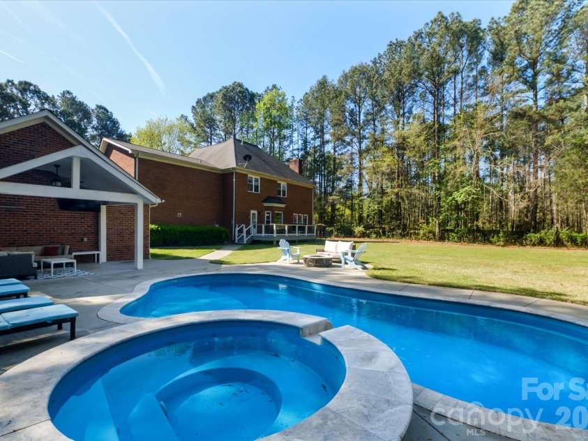 3570 Weddington Oaks Drive, Matthews, NC 28104.  MLS# CAR4356271, YatesRealty ID 18854. 