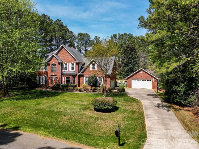 3570 Weddington Oaks Drive, Matthews, NC 28104.  MLS# CAR4356271, YatesRealty ID 18854. 