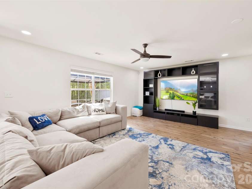 4715 Mcclure Road, Charlotte, NC 28216.  MLS# CAR4403073, YatesRealty ID 18855. 