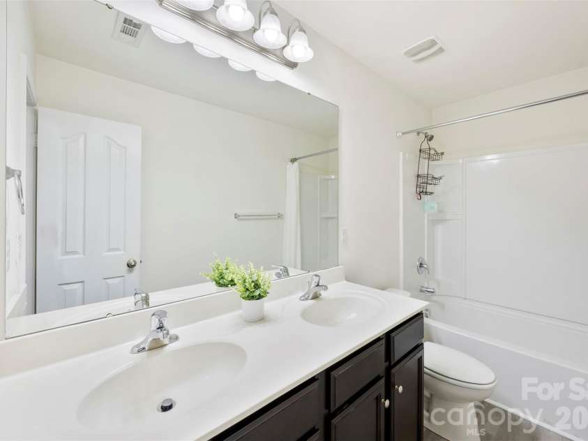 4715 Mcclure Road, Charlotte, NC 28216.  MLS# CAR4403073, YatesRealty ID 18855. 
