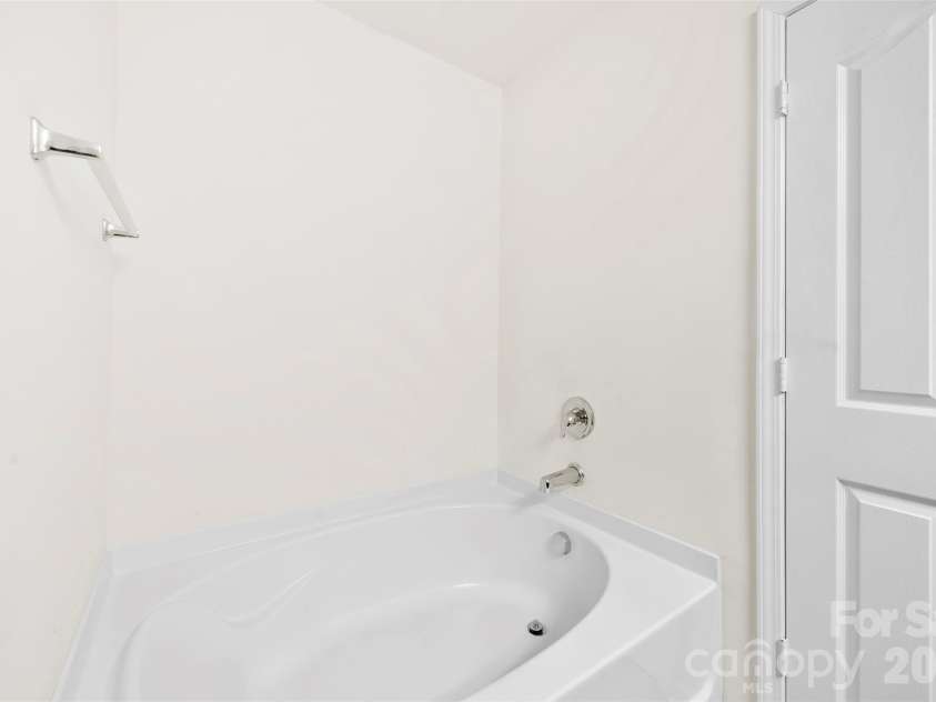 4715 Mcclure Road, Charlotte, NC 28216.  MLS# CAR4403073, YatesRealty ID 18855. 