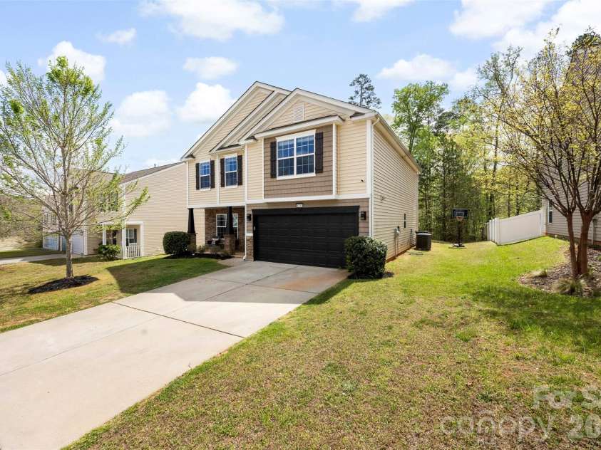 4715 Mcclure Road, Charlotte, NC 28216.  MLS# CAR4403073, YatesRealty ID 18855. 