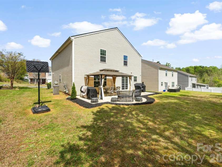 4715 Mcclure Road, Charlotte, NC 28216.  MLS# CAR4403073, YatesRealty ID 18855. 