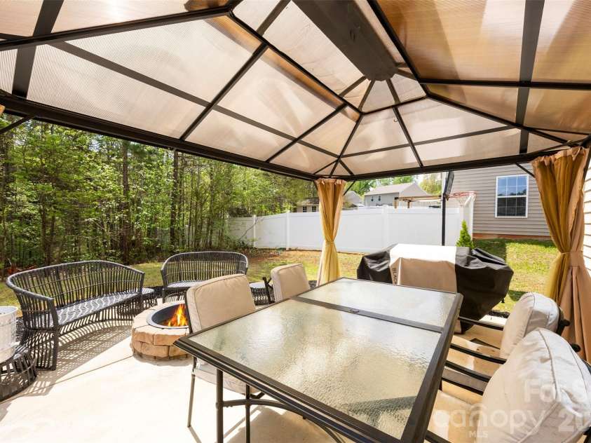 4715 Mcclure Road, Charlotte, NC 28216.  MLS# CAR4403073, YatesRealty ID 18855. 