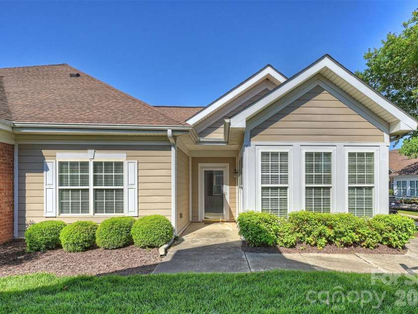 2015 Woodburn Terrace, Matthews, NC 28105.  MLS# CAR4375325, YatesRealty ID 18856. 