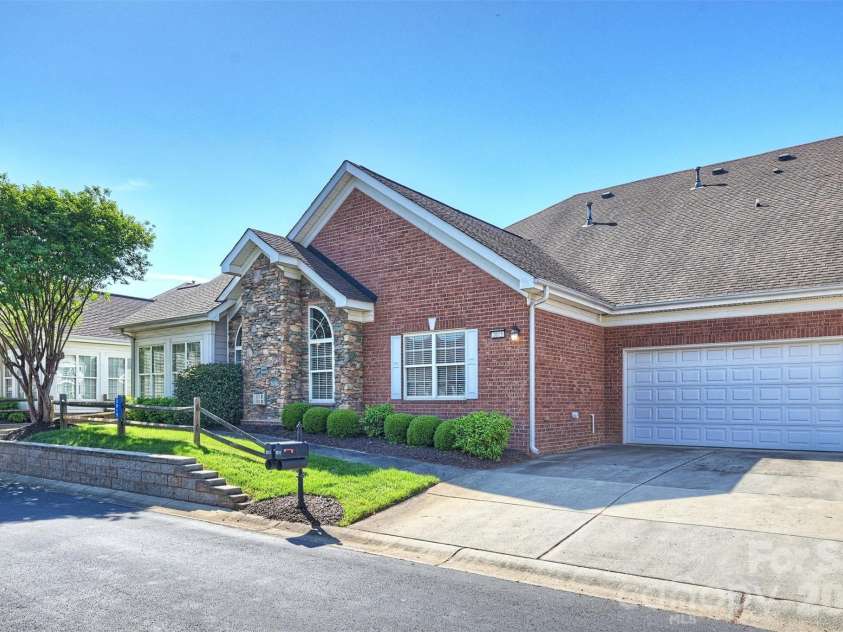 2015 Woodburn Terrace, Matthews, NC 28105.  MLS# CAR4375325, YatesRealty ID 18856. 
