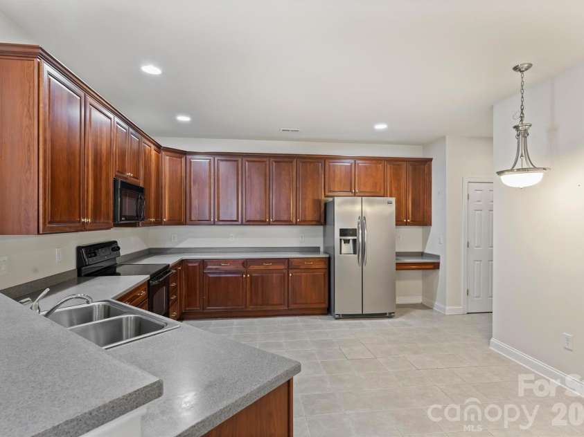 2015 Woodburn Terrace, Matthews, NC 28105.  MLS# CAR4375325, YatesRealty ID 18856. 