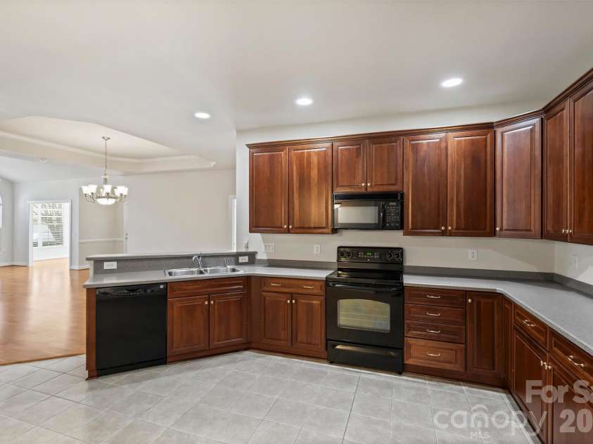 2015 Woodburn Terrace, Matthews, NC 28105.  MLS# CAR4375325, YatesRealty ID 18856. 