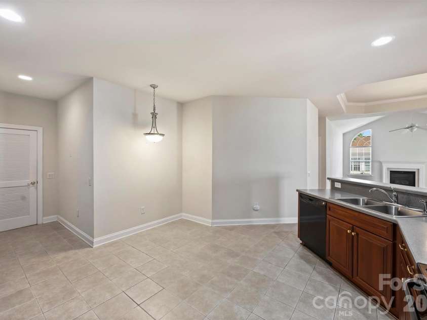 2015 Woodburn Terrace, Matthews, NC 28105.  MLS# CAR4375325, YatesRealty ID 18856. 