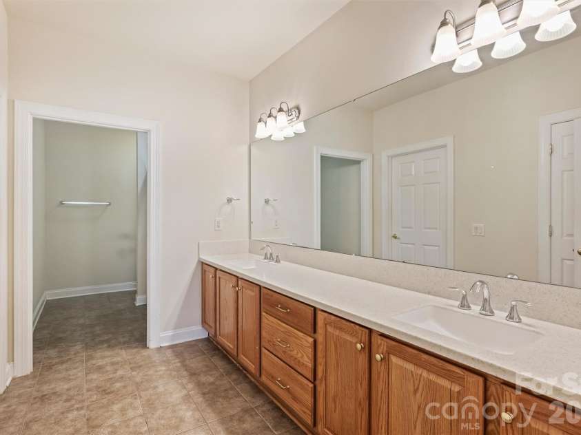 2015 Woodburn Terrace, Matthews, NC 28105.  MLS# CAR4375325, YatesRealty ID 18856. 