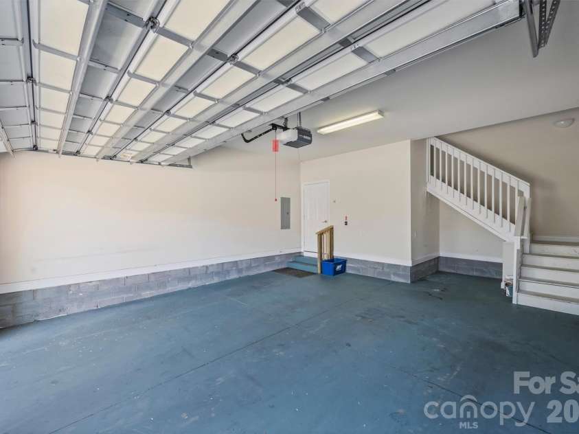 2015 Woodburn Terrace, Matthews, NC 28105.  MLS# CAR4375325, YatesRealty ID 18856. 