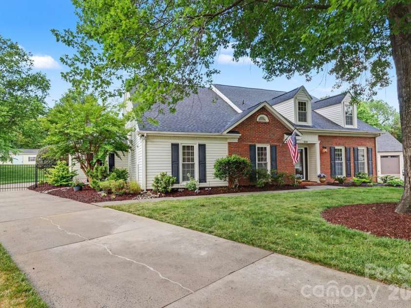5000 Whitwell Court, Charlotte, NC 28226.  MLS# CAR4359555, YatesRealty ID 18857. 