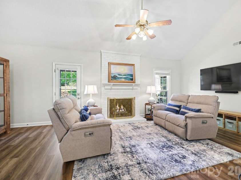 5000 Whitwell Court, Charlotte, NC 28226.  MLS# CAR4359555, YatesRealty ID 18857. 