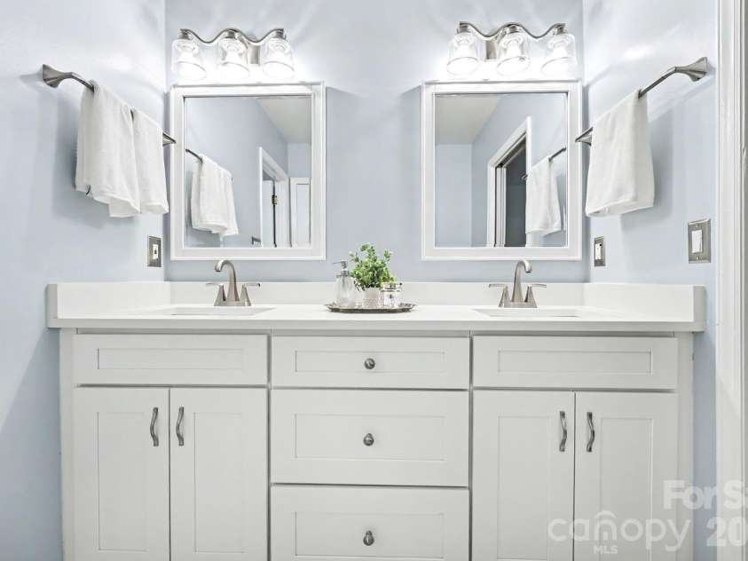 5000 Whitwell Court, Charlotte, NC 28226.  MLS# CAR4359555, YatesRealty ID 18857. 