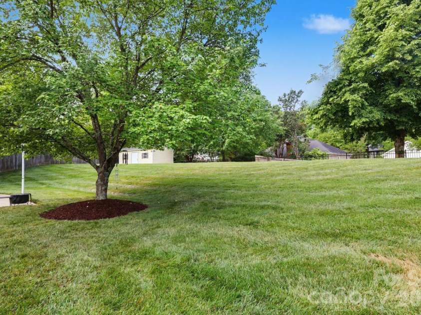 5000 Whitwell Court, Charlotte, NC 28226.  MLS# CAR4359555, YatesRealty ID 18857. 