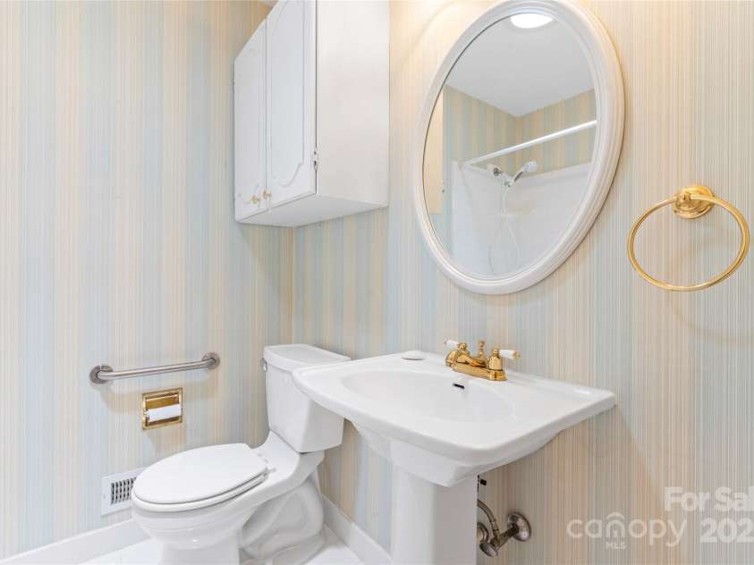 2715 Kennetuck Court, Charlotte, NC 28273.  MLS# CAR4260534, YatesRealty ID 18858. Hall bath