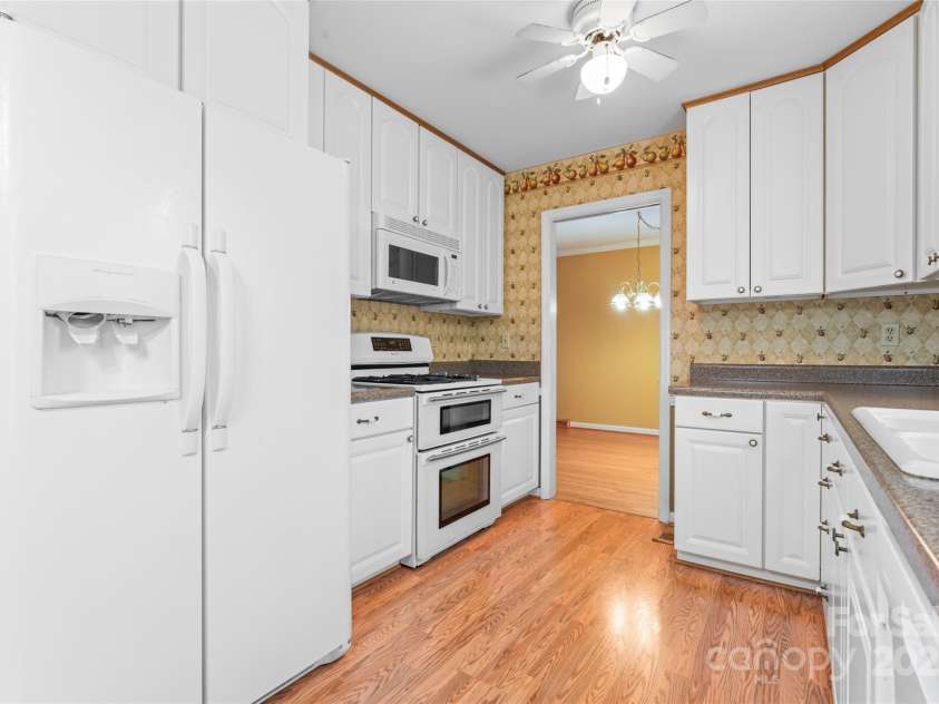 2715 Kennetuck Court, Charlotte, NC 28273.  MLS# CAR4260534, YatesRealty ID 18858. Kitchen
