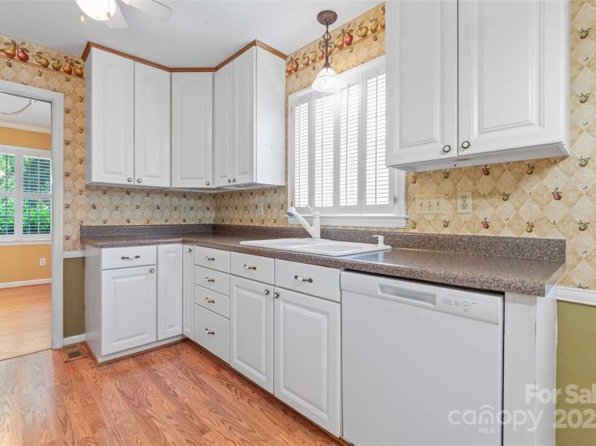 2715 Kennetuck Court, Charlotte, NC 28273.  MLS# CAR4260534, YatesRealty ID 18858. Kitchen