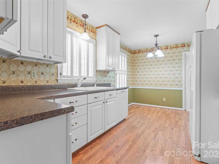 2715 Kennetuck Court, Charlotte, NC 28273.  MLS# CAR4260534, YatesRealty ID 18858. Kitchen/Breakfast Nook