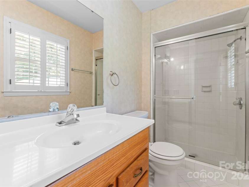 2715 Kennetuck Court, Charlotte, NC 28273.  MLS# CAR4260534, YatesRealty ID 18858. Primary bath