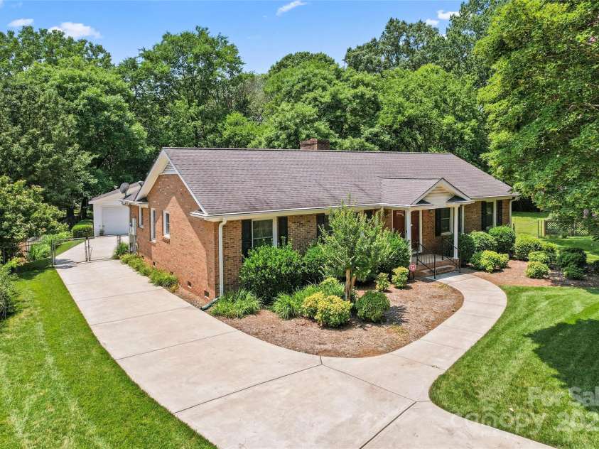 2715 Kennetuck Court, Charlotte, NC 28273.  MLS# CAR4260534, YatesRealty ID 18858. Recently poured driveway and walkway.