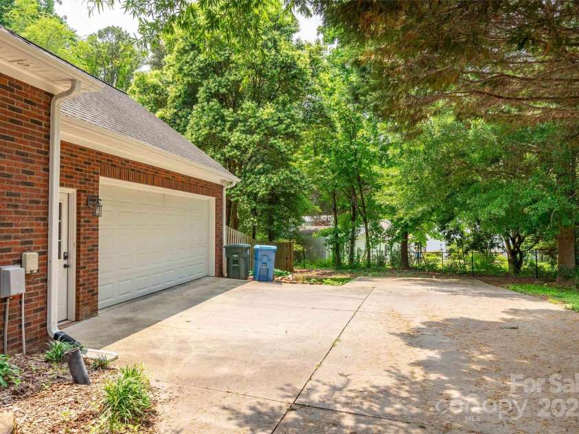 2005 Schofield Place, Salisbury, NC 28144.  MLS# CAR4263855, YatesRealty ID 18860. Side entry garage