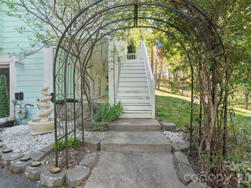 119 Friendly Lane, Asheville, NC 28806.  MLS# CAR4371085, YatesRealty ID 18861. 