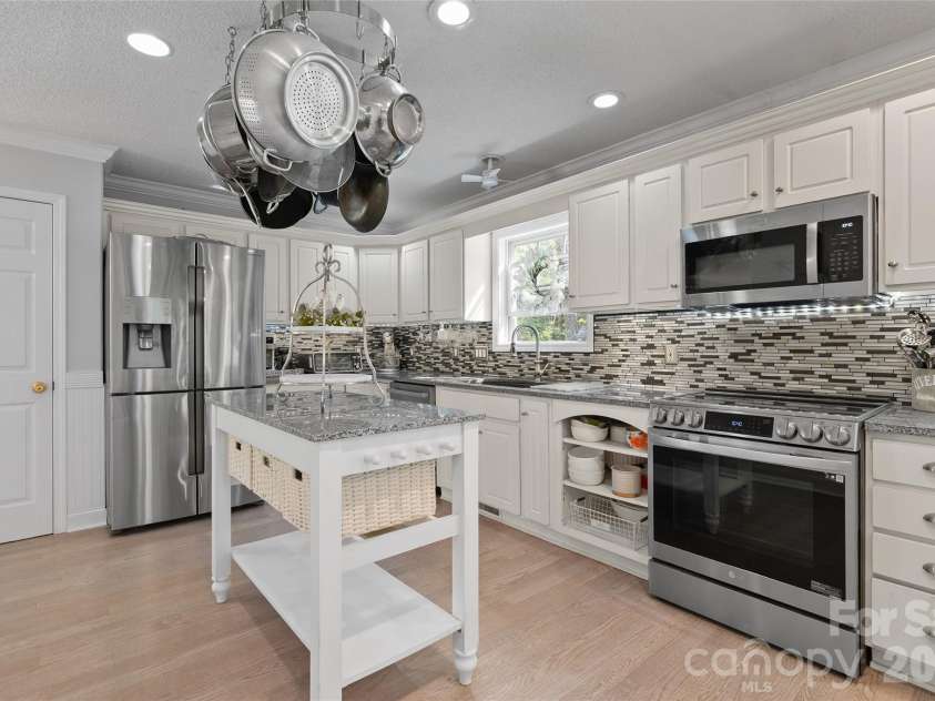119 Friendly Lane, Asheville, NC 28806.  MLS# CAR4371085, YatesRealty ID 18861. 