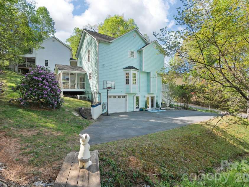 119 Friendly Lane, Asheville, NC 28806.  MLS# CAR4371085, YatesRealty ID 18861. 