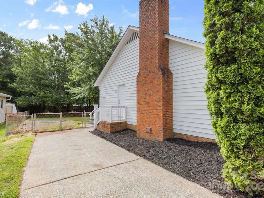 6412 Sullins Road, Charlotte, NC 28214.  MLS# CAR4259755, YatesRealty ID 18861. 