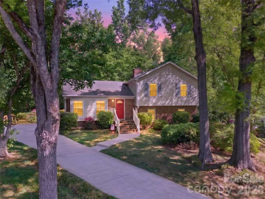 1511 Ormsby Court, Charlotte, NC 28211.  MLS# CAR4372919, YatesRealty ID 18862. 