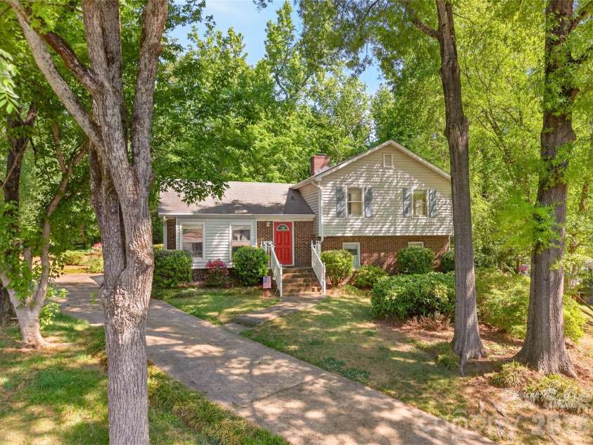 1511 Ormsby Court, Charlotte, NC 28211.  MLS# CAR4372919, YatesRealty ID 18862. 